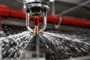 Çalışan yangın sprinkler başlığı